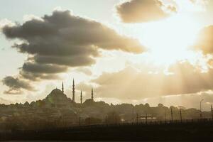 Istambul fundo foto. suleymaniye mesquita e galata ponte às pôr do sol foto