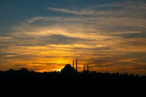 islâmico foto. silhueta do suleymaniye mesquita com dramático nuvens às pôr do sol. foto