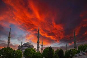 Sultanahmet mesquita ou azul mesquita com dramático nuvens às pôr do sol foto