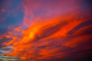 dramático majestoso nuvens às pôr do sol ou nascer do sol foto