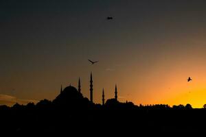 islâmico foto. silhueta do suleymaniye mesquita às pôr do sol foto