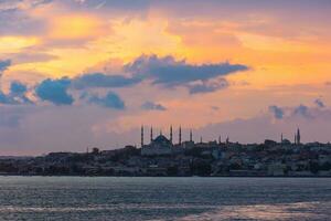 histórico Península do Istambul Visão às pôr do sol. foto