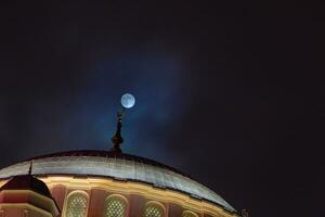 islâmico fundo foto. cheio lua e uma cúpula do uma mesquita foto