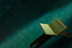 islâmico conceito imagem. a piedosos Alcorão em a livro ficar de pé dentro embaçado fundo foto