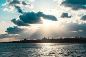 Istambul fundo foto com dramático céu e raios solares