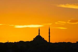 mesquita fundo foto. fatih mesquita dentro Istambul às pôr do sol. foto