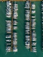 aéreo Visão do uma muitos do iates e barcos ancorado dentro marina foto