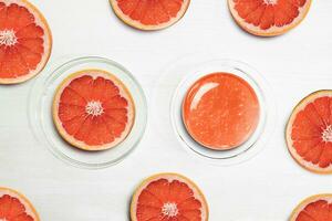 laranja Lima fatias. sérum e laranja peças em uma branco fundo, beleza. foto