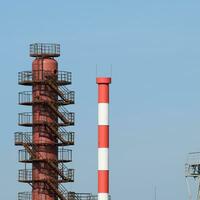 tubos refinaria fornos e destilação coluna foto