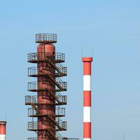 tubos refinaria fornos e destilação coluna foto