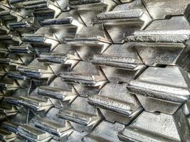 alumínio lingotes. transporte do alumínio para exportação foto