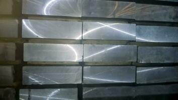alumínio lingotes. transporte do alumínio para exportação foto