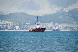 novorossiysk Porto Maritimo, navio dentro a cemitério baía. foto