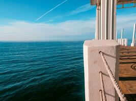 lindo mar e a área coberta. batumi.georgia foto