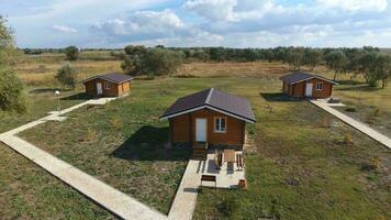 casas em a base do descansar. casas para turistas e caçadores foto