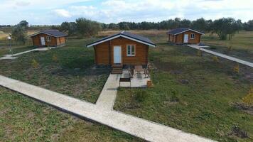 casas em a base do descansar. casas para turistas e caçadores foto