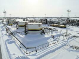 tanques com óleo possuído óleo companhia rosneft. foto