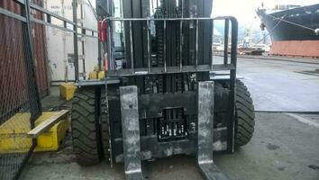 empilhadeira caminhão dentro a industrial carga porta. serviço veículos foto