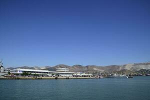 marina e cais do novorossiysk. urbano panorama do a porta cidade foto