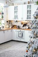 Natal decoração dentro branco cozinha, festivo bagunça, Vila interior com uma Nevado Natal árvore e fada luzes. Novo ano, Natal humor, acolhedor lar. foto