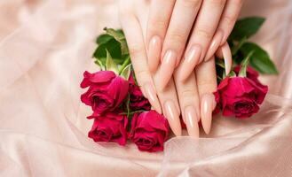 elegante pastel Rosa natural manicure. foto