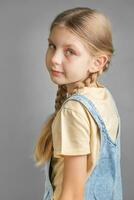 retrato do uma sorridente pequeno menina com loiro cabelo foto