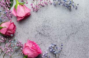 colori Gypsophila flores e Rosa rosas em concreto fundo foto