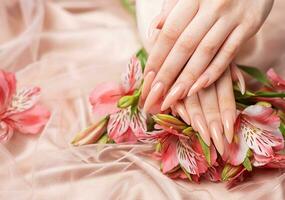 elegante pastel Rosa natural manicure. foto