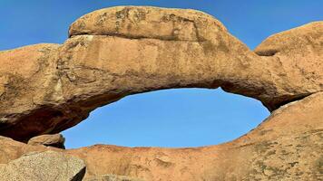 arco às spitzkoppe cedo dentro a manhã foto