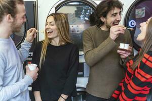 grupo do milenar amigos estão comendo gelo creme e lavando roupas foto