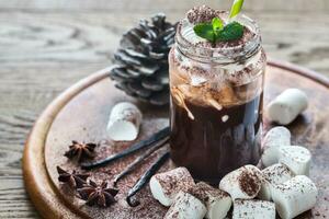 dois canecas do quente chocolate com marshmallows foto