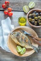 grelhado Dorade royale peixe com fresco e cozido legumes foto