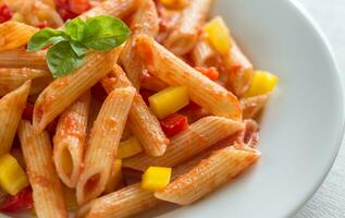 Macarrão Penne com tomate molho e fresco Pimenta foto