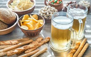 dois óculos do Cerveja com aperitivos foto