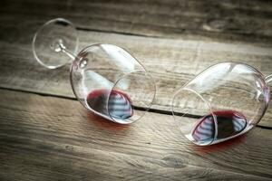 dois óculos com vermelho vinho foto