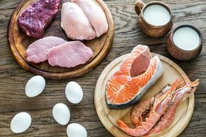 proteína dieta cru produtos em a de madeira fundo foto