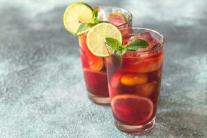 dois óculos com espanhol fruta sangria foto