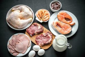 proteína dieta cru produtos em a de madeira fundo foto