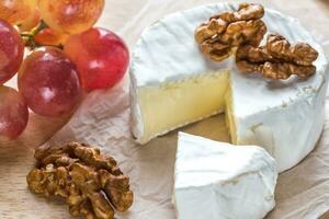 queijo Camembert queijo com nozes e uva foto