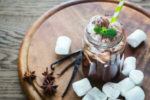 dois canecas do quente chocolate com marshmallows foto