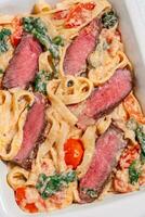 cremoso bife fettuccine foto