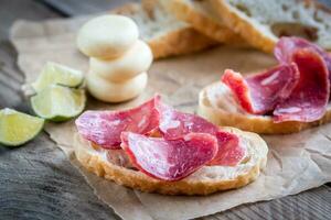 ciabatta sanduíches com fuet e mini queijo foto