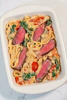 cremoso bife fettuccine foto