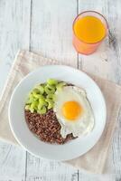 porção de quinoa vermelha com ovo frito e aipo foto