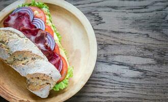 sanduíche com presunto, queijo e legumes frescos foto