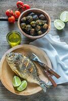 grelhado Dorade royale peixe com fresco e cozido legumes foto