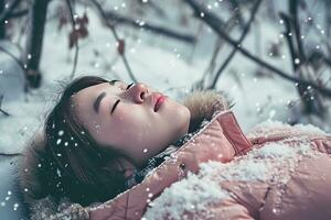 ai gerado jovem menina com fechadas olhos mentiras dentro a neve, dela face pacífico. flocos de neve decorar dela cabelo e inverno casaco. dela bochechas estão rosado a partir de a frio. foto