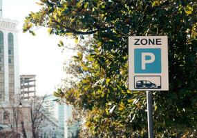 estacionamento zona placa dentro a cidade foto