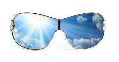 fêmea oculos de sol com céu foto