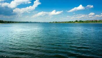 ai gerado uma lago com água e nuvens dentro a fundo foto